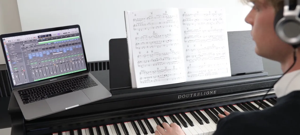 Digitale piano met Macbook met Logic recording software 