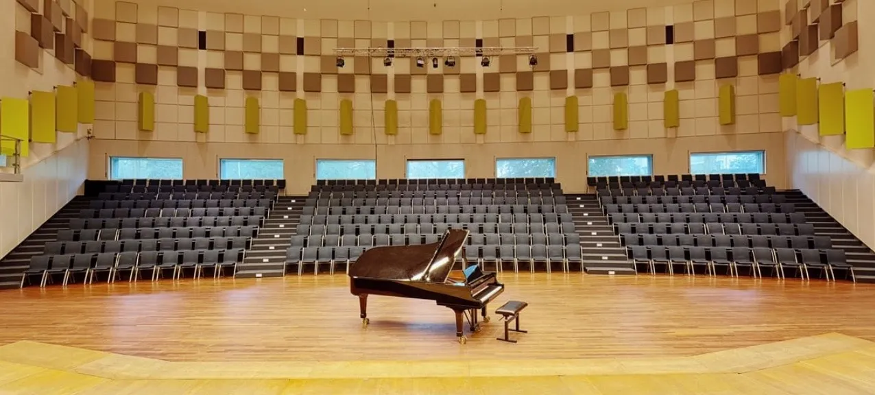 Piano's Maene levert Steinway Concertvleugel in Hilversum Muziekcentrum Omroep
