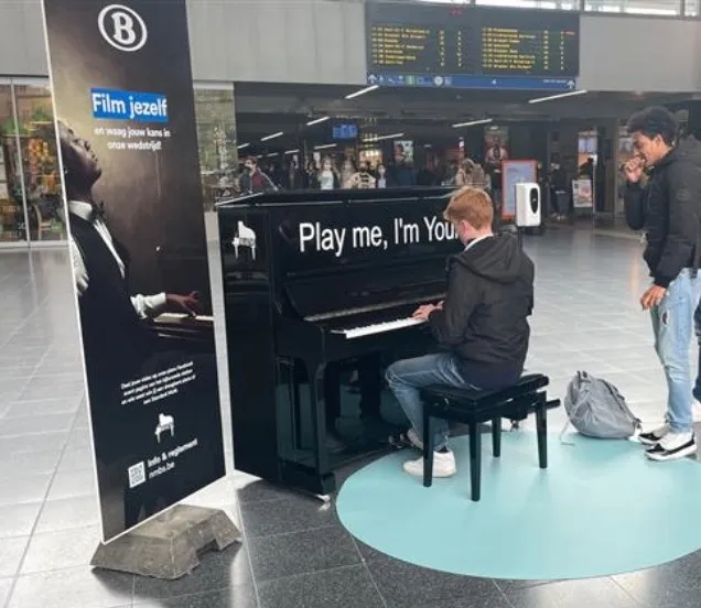 Piano treinstation Brugge Maene