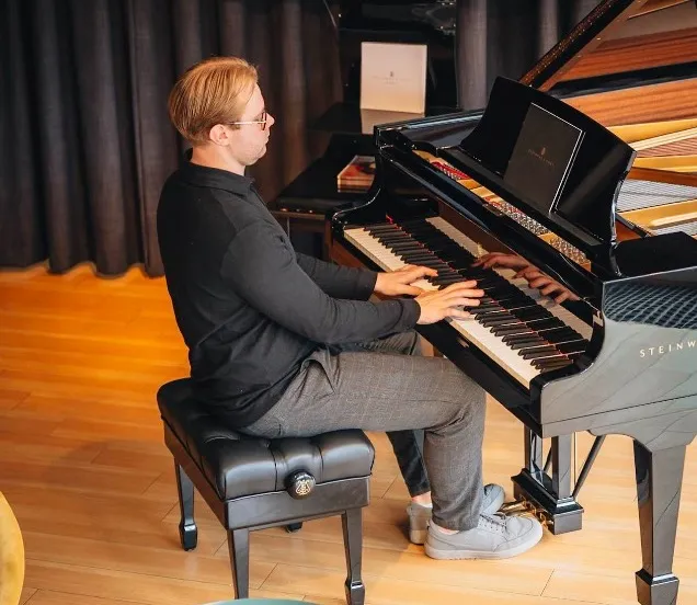 man speelt piano