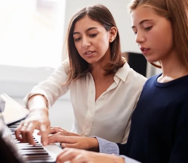 Piano leren spelen met leraar