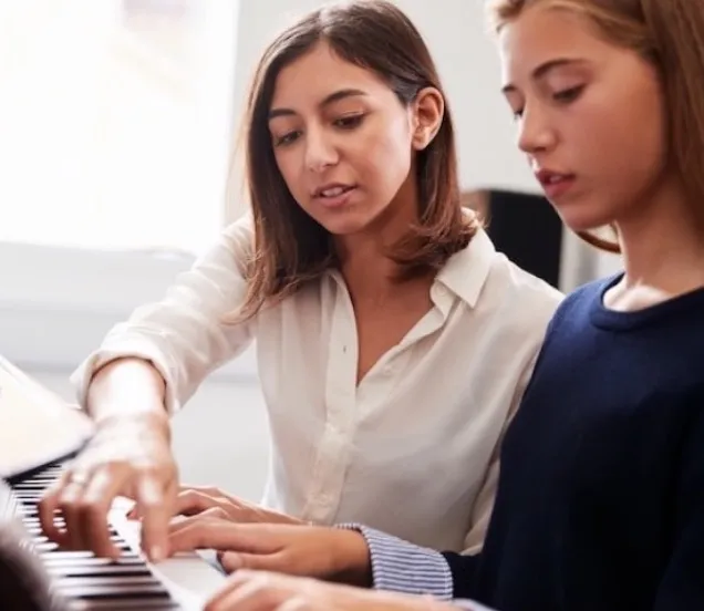 Learning to play piano with a teacher