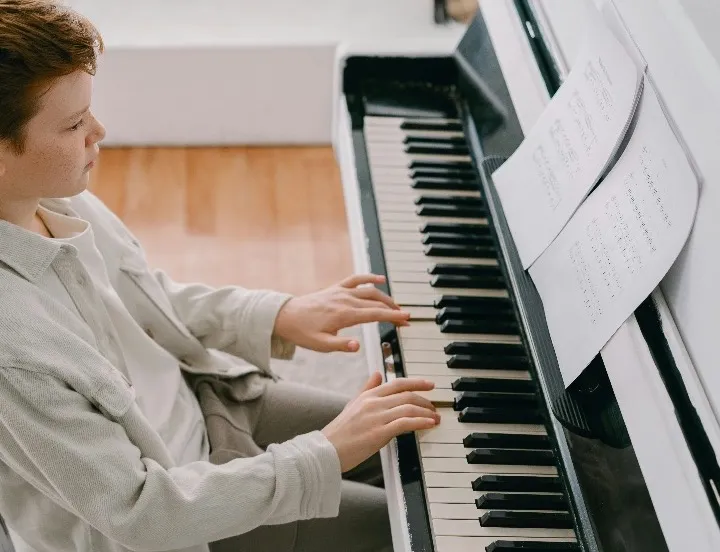 jongetje speelt piano.